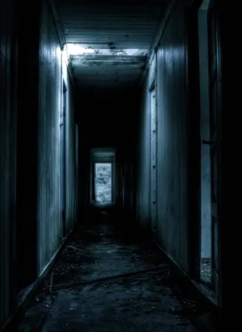Темный коридор тюрьмы Вентворт